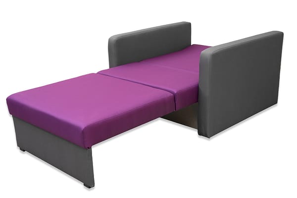 fioletowy fotel z funkcją spania
